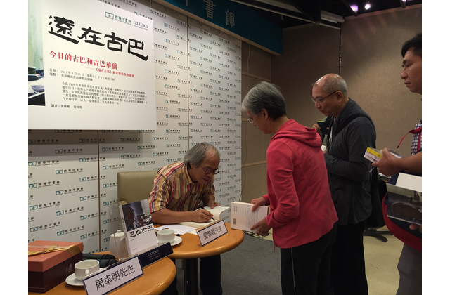 雷競璇博士逐一為讀者簽名