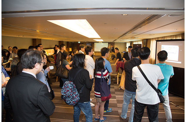 本社職員向老師講解牛津初中《新世代數學》第二版電子教材的嶄新元素