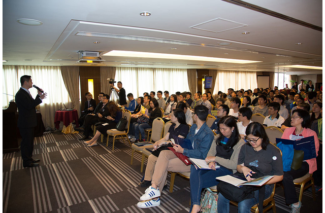 老師們專心聆聽丁偉良老師的分享