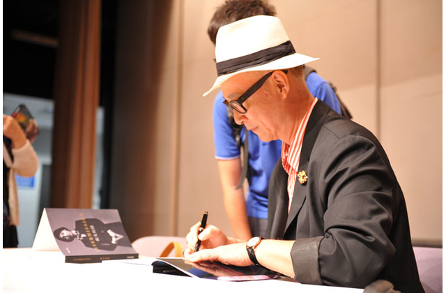 楊凡先生逐一為讀者簽名。