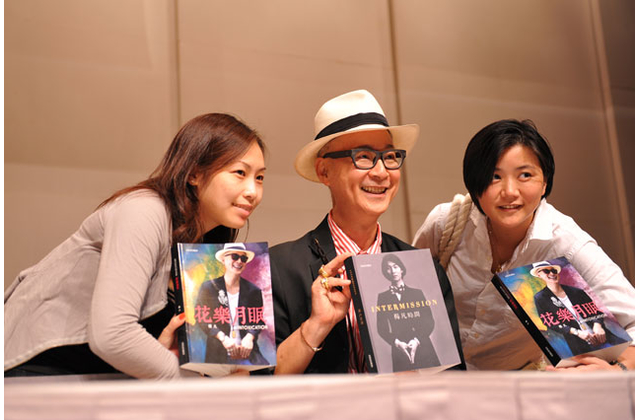 不少讀者也爭取機會索取 作者簽名、合照及分享交流。