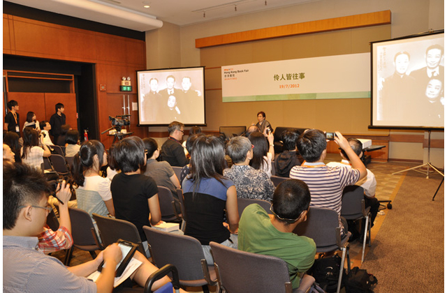 座談會吸引了數百人參加，現場座無虛席。