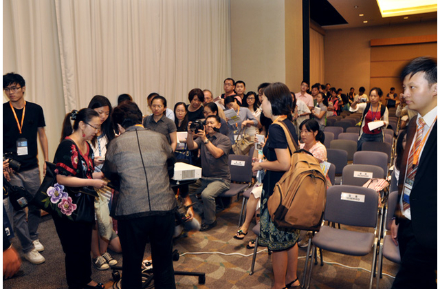 不少讀者也爭取機會索取作者簽名和與她分享交流。