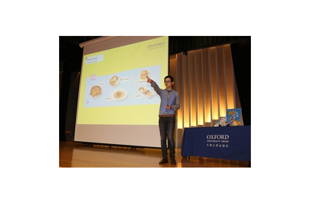 黃博士指出，要小朋友充份掌握字詞的形、音、義，可參考《教師資源手冊》內的活動建議，跟小朋友進行字詞遊戲。另外，亦可環繞學習的字詞跟小朋友作討論，擴闊他們對字詞意義和運用的理解。