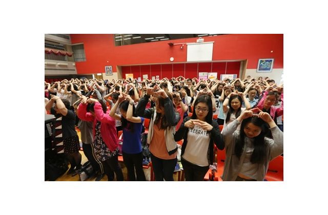 工作坊一開始，黃博士先帶領老師進行熱身活動。他指出，適量的運動對提升幼兒的學習能力很有幫助！