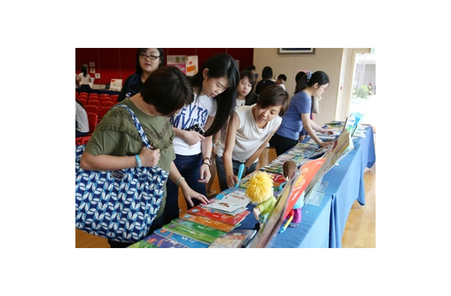 本社編輯正跟參與工作坊的老師示範牛津點讀筆的功能。