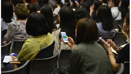 Teachers participated in an interactive LA activity using mobile phones.