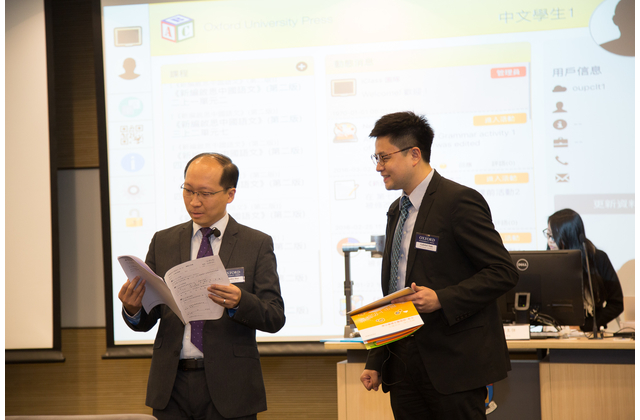 本社編輯經理許育成先生（左）和營業經理譚智傑先生（右）以角色扮演的方式，介紹iClass在中文科的應用，以及本社的全新支援配套。
