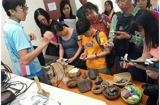 鞍山探索館職員為教師介紹礦石標本和示範使用顯微鏡觀察礦物排列狀況