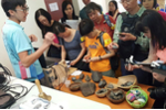 鞍山探索館職員為教師介紹礦石標本和示範使用顯微鏡觀察礦物排列狀況