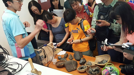 鞍山探索館職員為教師介紹礦石標本和示範使用顯微鏡觀察礦物排列狀況