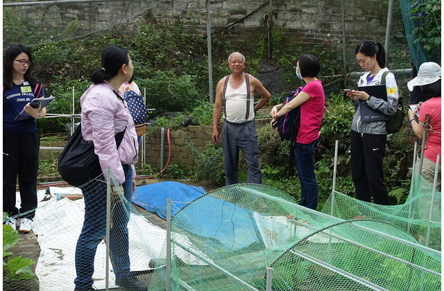 農場負責人廣叔為老師講解有機耕作方法