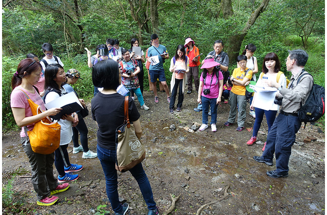 楊錦泉先生在240ML礦洞入口講解磁鐵礦等地質資源的形成和採礦方法