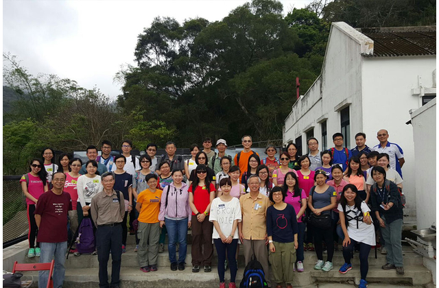 考察團在鞍山探索館前合照