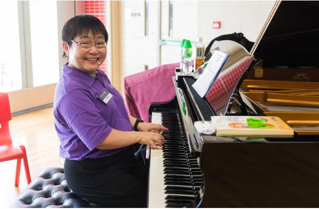 福頭老師帶領小朋友進行唱遊活動