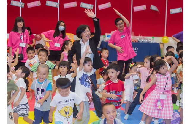 吳薇薇女士帶領牛津大學出版社義工與小朋友一起又唱又跳