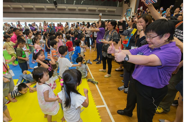 小朋友為家長帶來一個小驚喜¬¬──獻唱《生命樹全語文故事屋》中的兒歌《勇敢果子》和《胖先生和瘦先生》