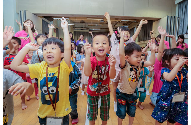 小朋友十分投入講故事和唱遊環節