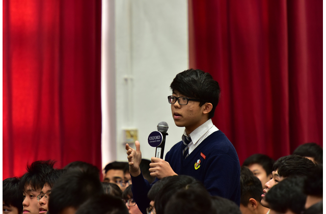 A student asking the speakers some questions during the Q&A session.