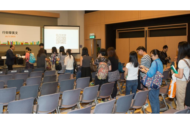 Dr Sze’s fans queued up for his autograph after the seminar.