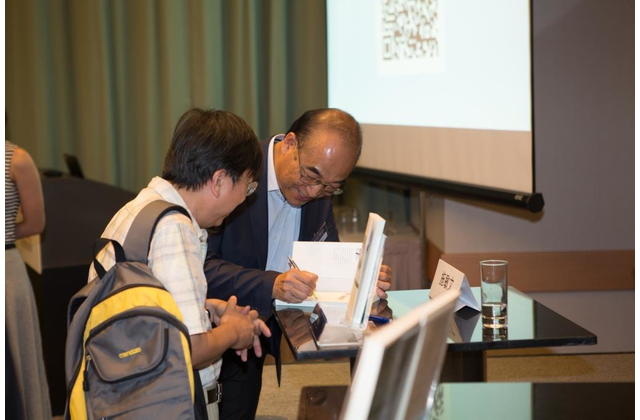 Dr Sze’s fans queued up for his autograph after the seminar.