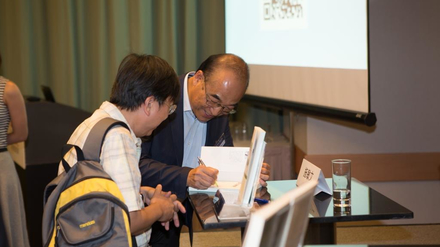 Dr Sze’s fans queued up for his autograph after the seminar.