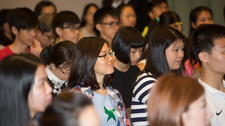 The audience listened to the seminar with great interest.