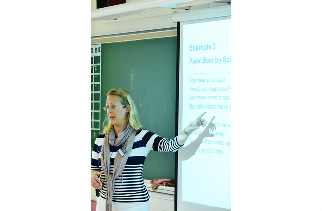 Ms Kempston sharing her experience on teaching solo verse speaking.