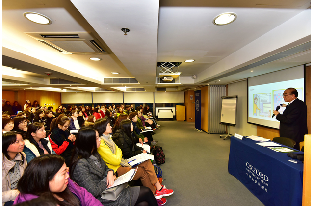 Dr Sze sharing his tips on enhancing students’ grammar sense.