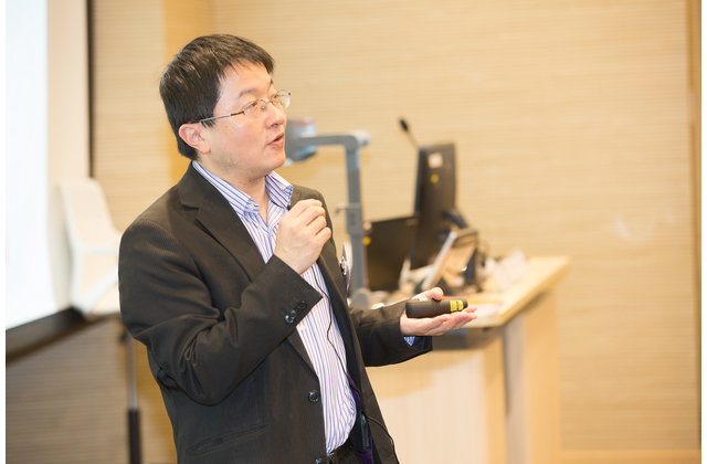 Dr Wilton Fok, Director of HKU e-Learning Development Laboratory, talking about the future development of iClass