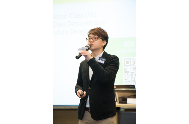 Mr Eric Au Yeung, Project Manager of HKU e-Learning Development Laboratory, guiding teachers on how to use iClass