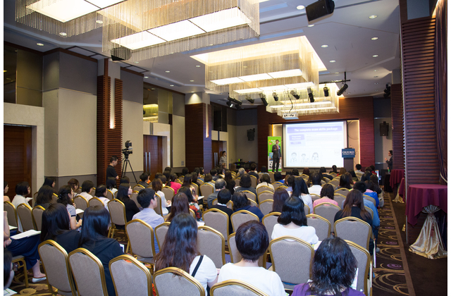 Teachers paid full attention to the seminar.