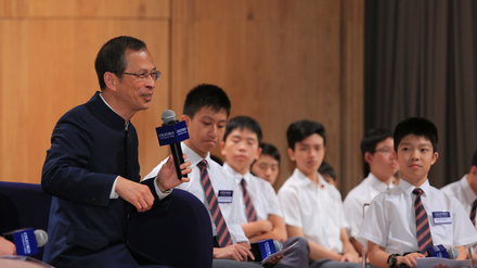 Mr Tsang sharing his personal experience of learning English with students