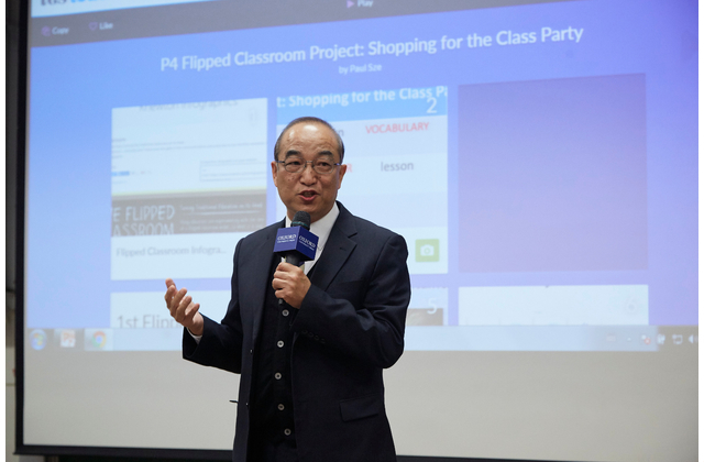 Dr Sze, Professional Consultant (Honorary) of the CUHK, demonstrating the flipped classroom approach