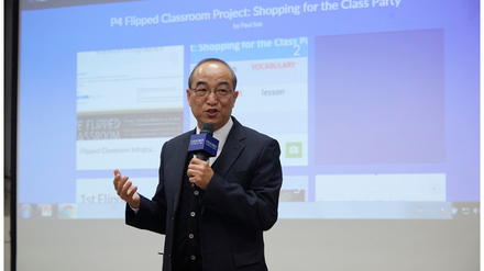 Dr Sze, Professional Consultant (Honorary) of the CUHK, demonstrating the flipped classroom approach