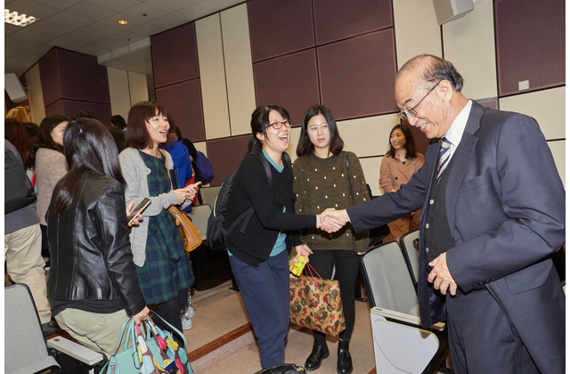 Dr Sze’s fans queuing up to greet him after the seminar