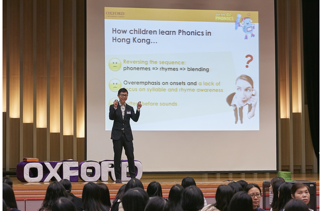 Get Set, Go! Phonics 作者之一黃國成博士,向三百多名幼教同工剖析本地幼兒學習語音的現況,並講解嶄新的「牛津語音階梯」五大學習階段如何融入幼稚園及幼兒園各級課程。 Get Set, Go! Phonics 作者之一黃國成博士,向三百多名幼教同工剖析本地幼兒學習語音的現況,並講解嶄新的「牛津語音階梯」五大學習階段如何融入幼稚園及幼兒園各級課程。