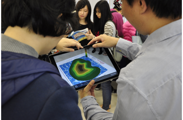 編輯向老師展示最新擴增實景技術(AR)技術，配合地理科的電子教學