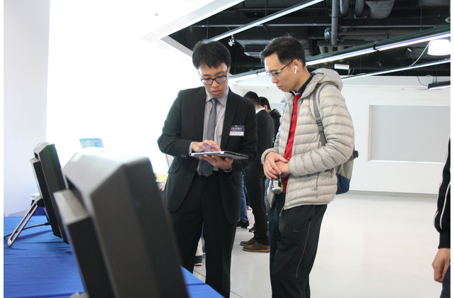 本社職員向老師介紹高中《新世代數學》第二版的電子配套,同場展示本社的電子資源。 本社職員向老師介紹高中《新世代數學》第二版的電子配套,同場展示本社的電子資源。