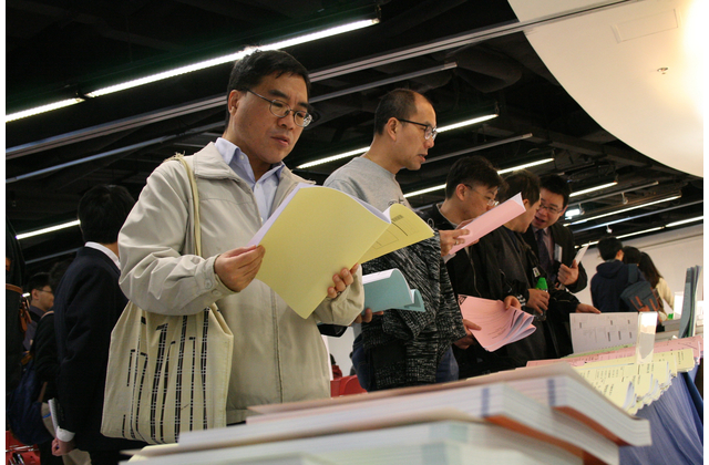 老師們對於高中《新世代數學》第二版的各項配套極感興趣。 老師們對於高中《新世代數學》第二版的各項配套極感興趣。