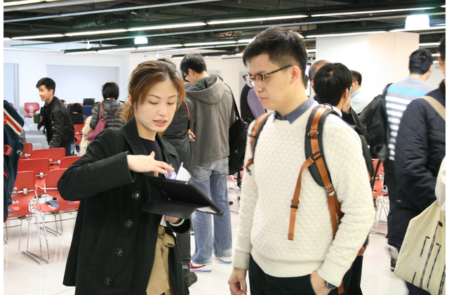 本社職員向老師介紹高中《新世代數學》第二版的教材。 本社職員向老師介紹高中《新世代數學》第二版的教材。