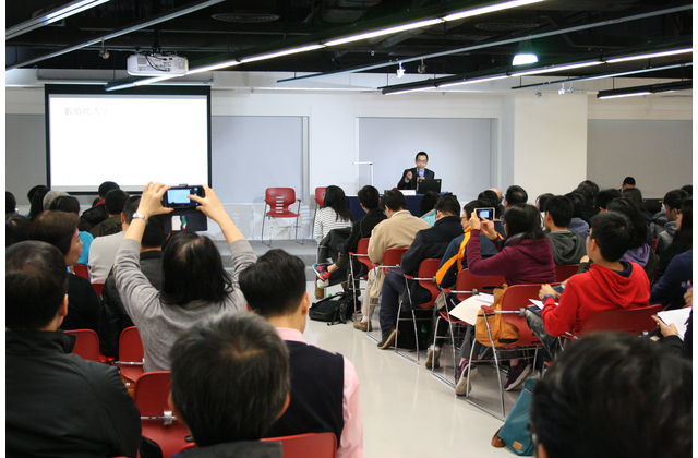 魏泳老師向老師分享多年來的教學策略及應試技巧,在場老師均感十分實用。 魏泳老師向老師分享多年來的教學策略及應試技巧,在場老師均感十分實用。