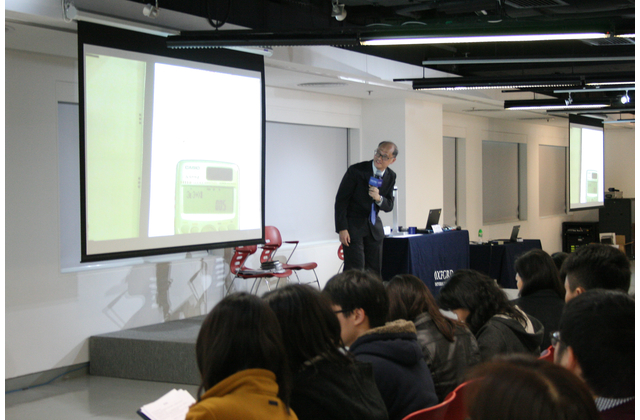 尹鋈鴻老師即場為老師作示範教學,並分享了在公開試中活用計算機的小貼士。 尹鋈鴻老師即場為老師作示範教學,並分享了在公開試中活用計算機的小貼士。