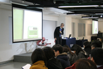 尹鋈鴻老師即場為老師作示範教學，並分享了在公開試中活用計算機的小貼士。