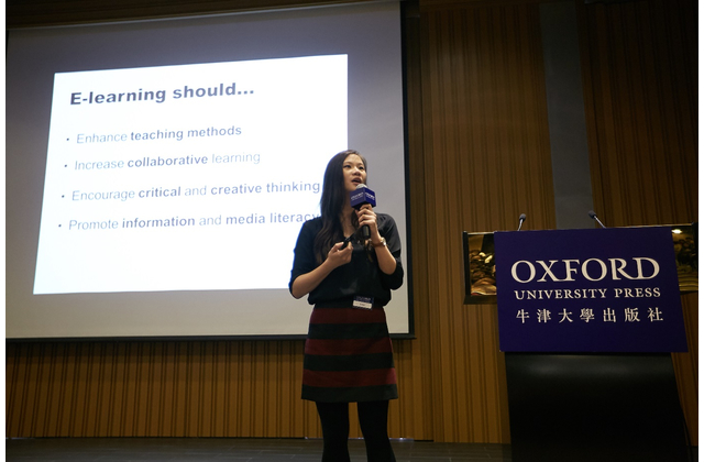 Ms Si Wing Ng sharing with teachers what e-learning should be like in English classrooms