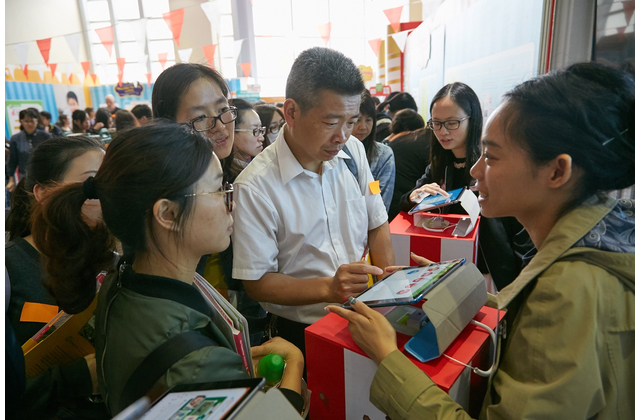 OUP staff showing teachers our e-learning platform i-Solution