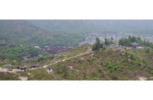 《活學地理》實地考察團在龍鼓灘的小山上進行考察活動