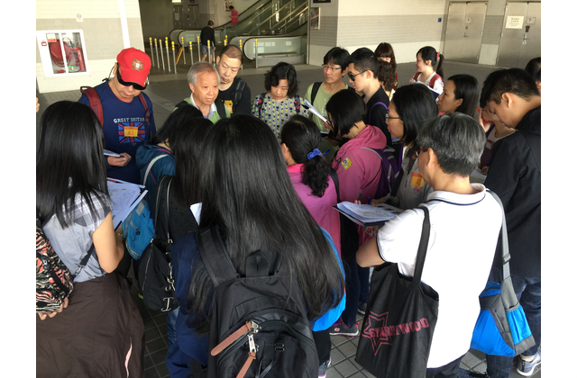 《活學地理》作者葉劍威先生為參與老師講解屯門新墟的城市發展