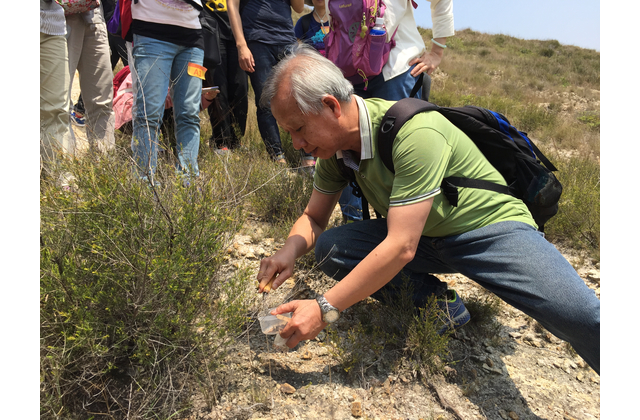 《活學地理》作者葉劍威先生在龍鼓灘抽取土壤進行酸鹼度測試