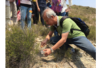 《活學地理》作者葉劍威先生在龍鼓灘抽取土壤進行酸鹼度測試